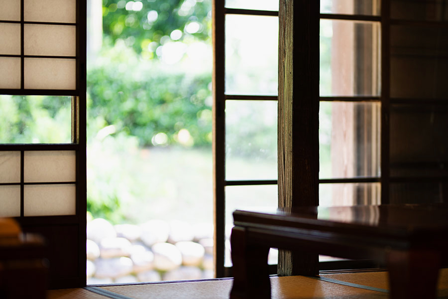 夏の光を感じる古風な民家の居間